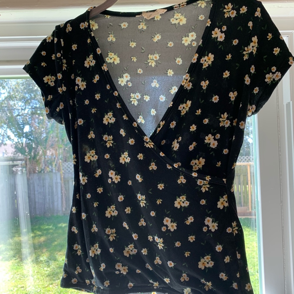 Spring v-neck crop top black with flowers